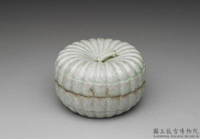 图片[2]-Box with chrysanthemum petal and Duan family-mark in bluish-white glaze, Southern Song dynasty, 12th – 13th century-China Archive